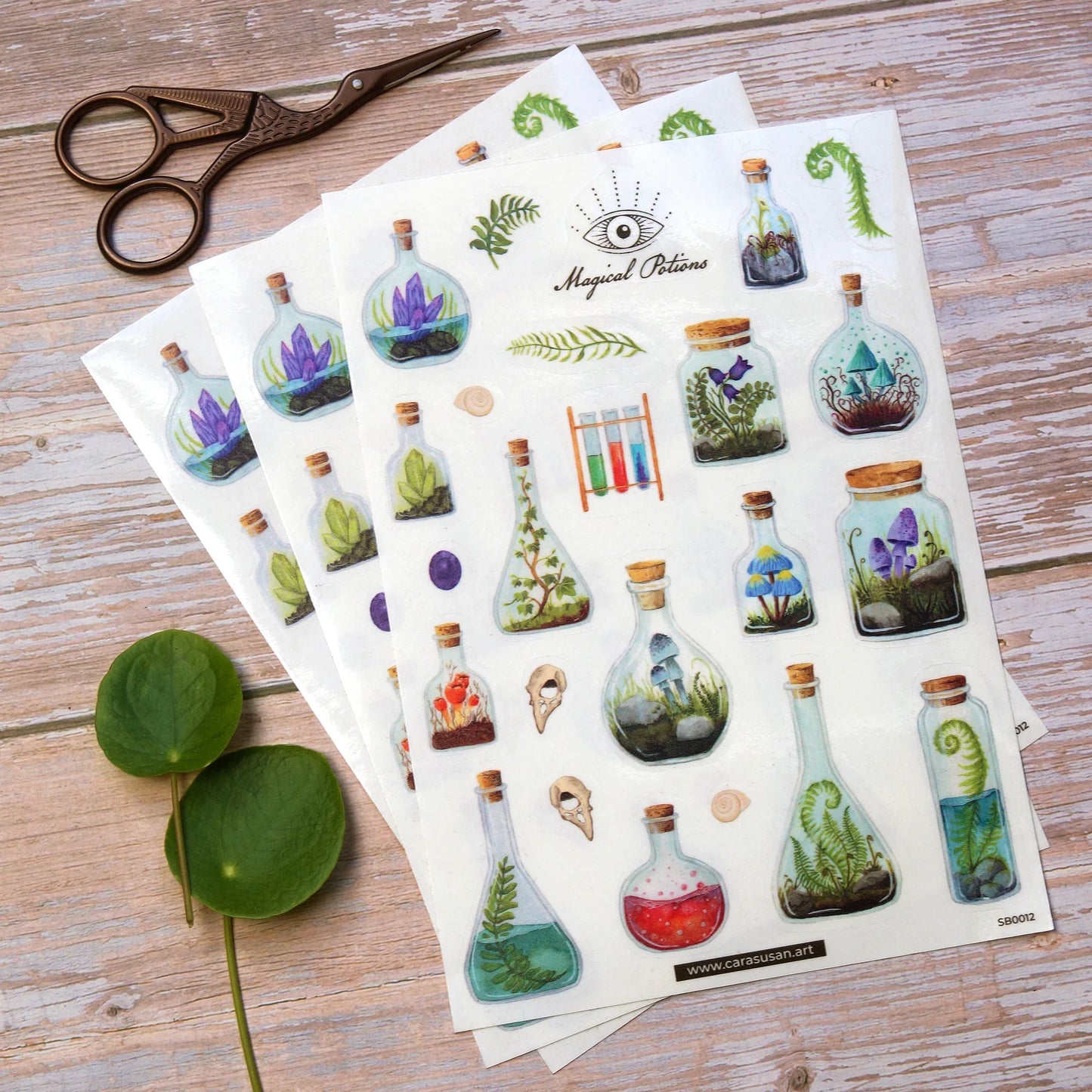 Witchy Sticker - transparentes Aufkleber-Set mit magischen Tränken, geheimnisvollen Kristallen, Pilzen und Pflanzen aus dem Hexen-Atelier. Für Bulletjournaling, Planer-Deko, Scrapbooking und Geschenkverpackungen. Witchy Sticker Set - transparent stickers with magical Potions, crystals, mushrooms and herbs from the witches shelf. For bullet journaling, planner decoration and gift wrappings.