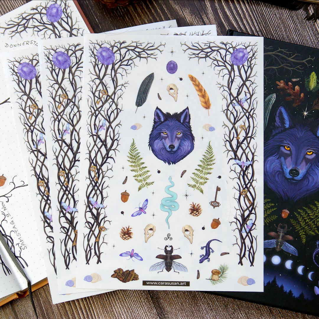 Witchy Stickerbogen Set Hexenwald trandparente Sticker mit Waldfunden, Tieren des Waldes und einem zentralen Wolf