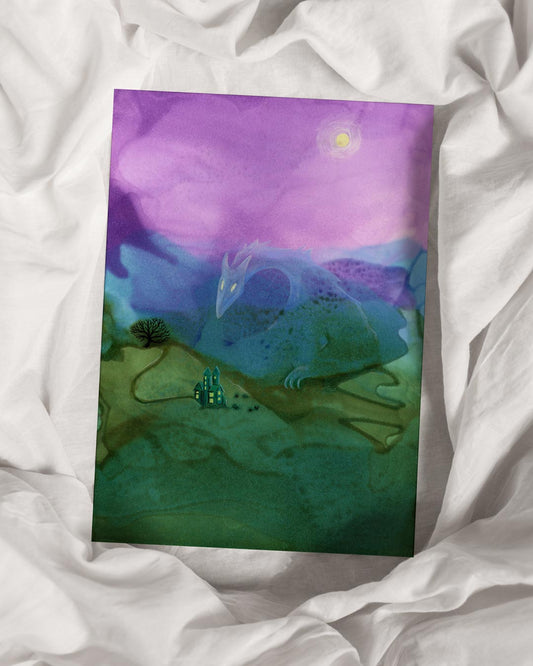 Mystische Kunst mit Schutzsymbolik: Ein geheimnisvoller Wasserdrache erhebt sich aus den nebligen Hügeln, seine leuchtenden Augen wachsam auf ein kleines, schimmerndes Haus gerichtet. Als stiller Wächter ruht er über der Landschaft und verleiht dem Ort eine schützende Präsenz. Der volle Mond taucht die Szene in magisches Licht und verstärkt die verträumte Atmosphäre.
Dieses Originalgemälde (21 x 29,7 cm) wurde mit Zeichentusche und Pastellkreide auf Hahnemühle Nostalgie 220gsm Papier geschaffen.