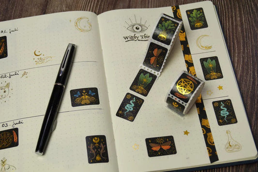 Washi Tape Stamps Magic Forest mit Gold | Witchy Wald | magische Symbole | ca. 150 Aufkleber für Journaling, Scrapbook und Deko | 10 Motive - Carasusan