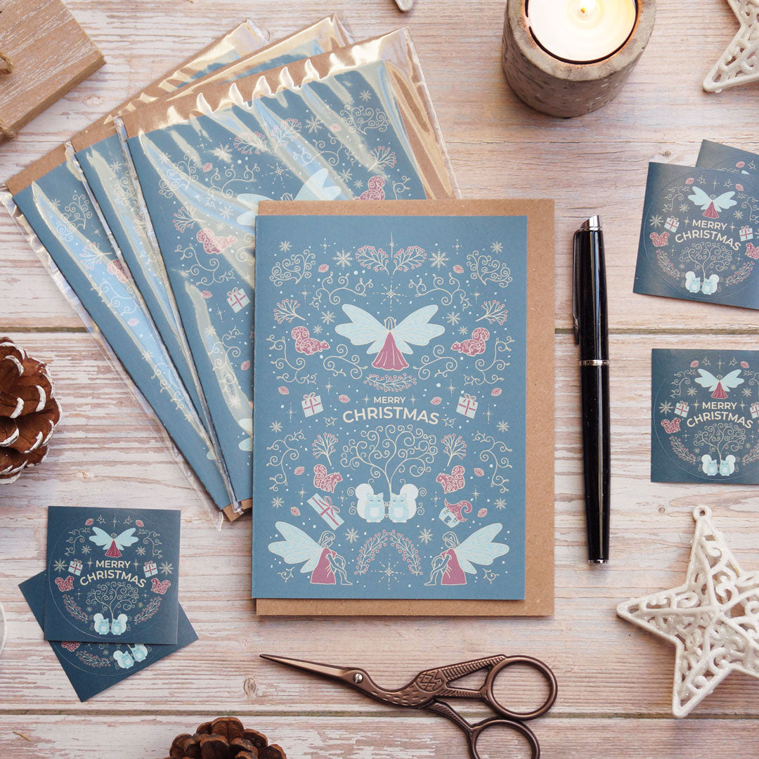 Weihnachtskarte hellblau mit Winterelfen und Weihnachtskatzen im Seit mit Umschlag und Briefsiegel, ornamentale viktorianische Muster - von vorn schmal