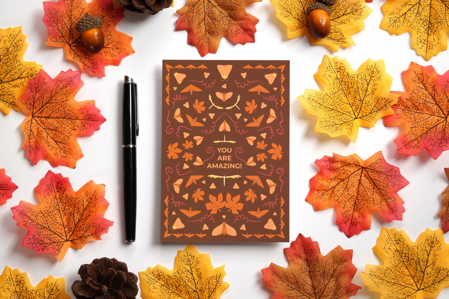 Herbstliche Postkarte mit Nachtfaltern und Herbstlaub 'You are amazing!'