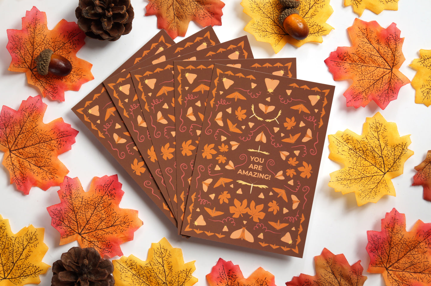 Herbstliche Postkarte mit Nachtfaltern und Herbstlaub 'You are amazing!'