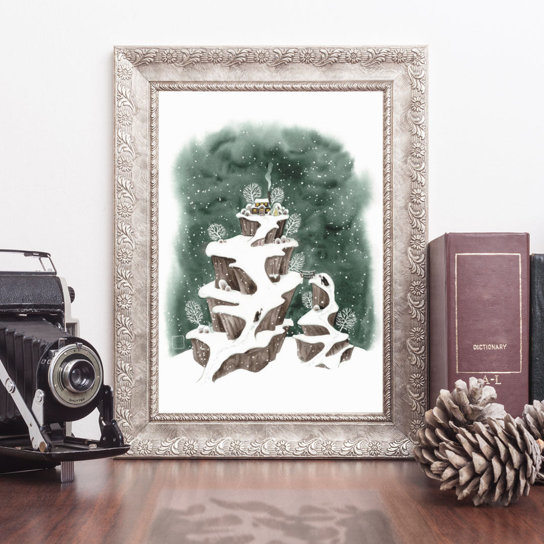 Postkarte gerahmt, handgemaltes Aquarellmotiv magische Winterlandschaft mit gemütlicher Berghütte und wandernden Magiern