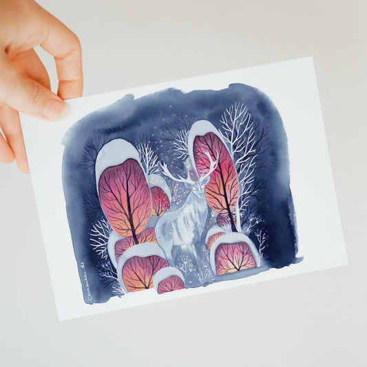 Postkarte Hirsch im Zauberwald | Din A6 | Aquarell magische Winterlandschaft | Winterbild Natur | Kunstpostkarten sammeln - Carasusan