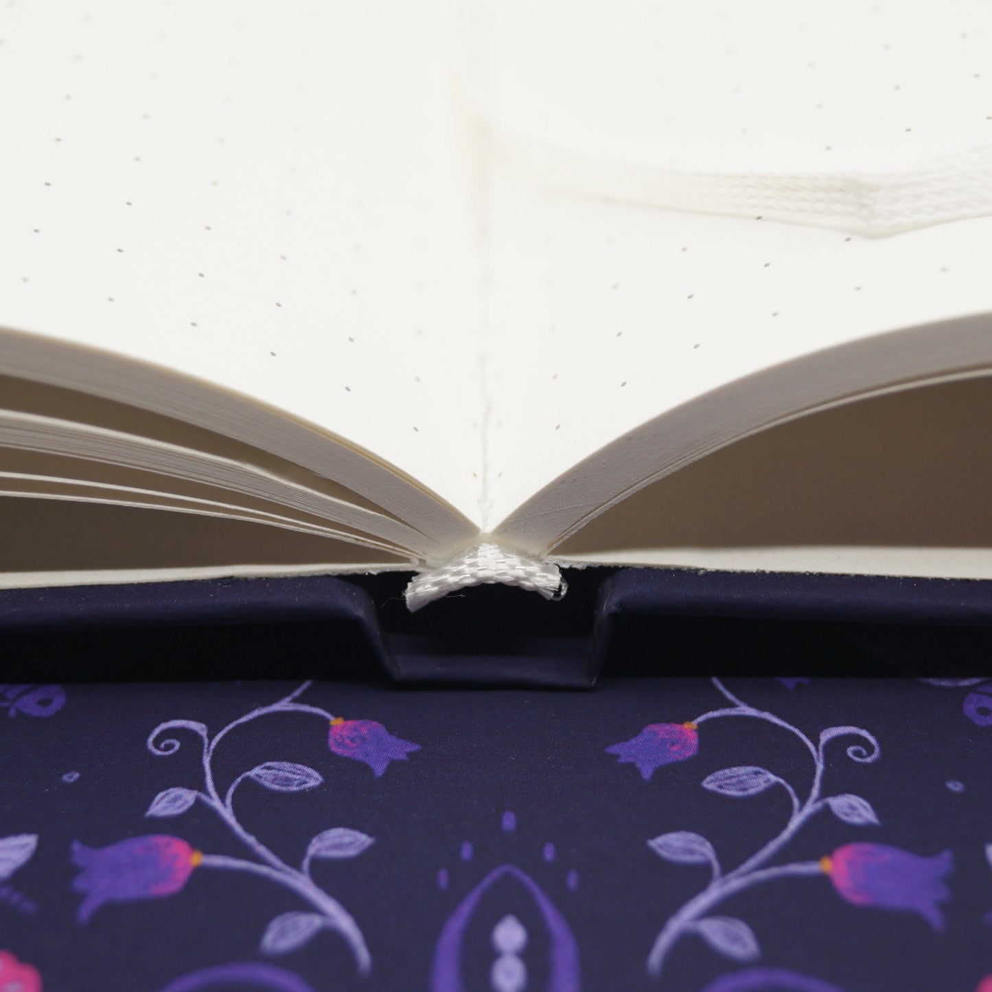 Journal Notizbuch mit Boho Folklore Blumenmuster in violett - für Bullet journaling, Tagebuch, Scrapbook
