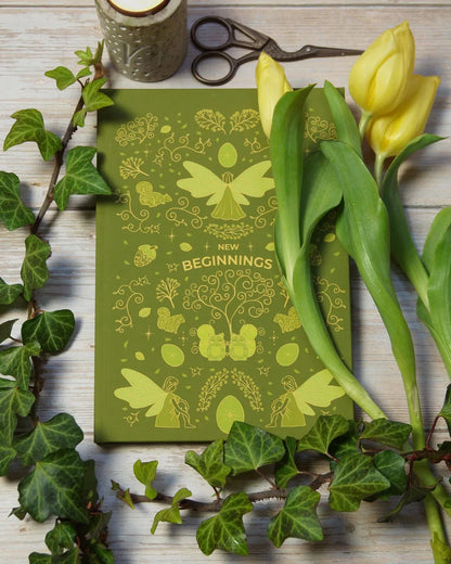 Notizbuch 'Frühlingselfen' grün mit Punktraster und Lesebändchen auf Recyclingpapier - Carasusan