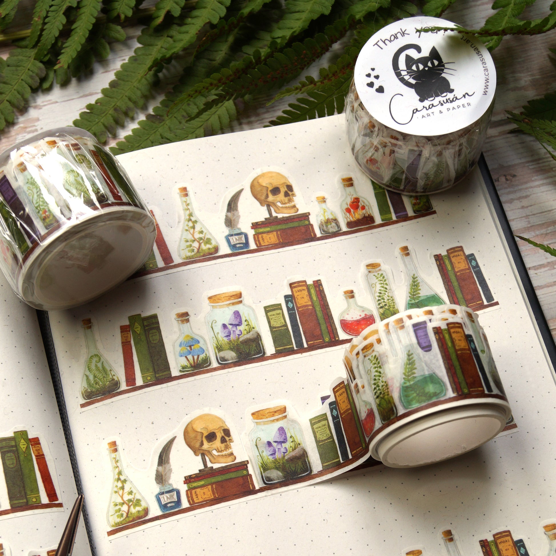 Witchy Die Cut Washi tape Magical Potions - ein ganzes Hexenregal voller liebevoll illustrierter Details – Zaubertränke, glitzernde Kristalle, zarte Pflanzen in alten Flaschen, geheimnisvolle Tinkturen, vergilbte Bücher, ein neugieriger Totenkopf, Tinte und Feder.
Perfekt für Journaling, Scrapbooking, Book of Shadows oder lustige Geschenkdeko.