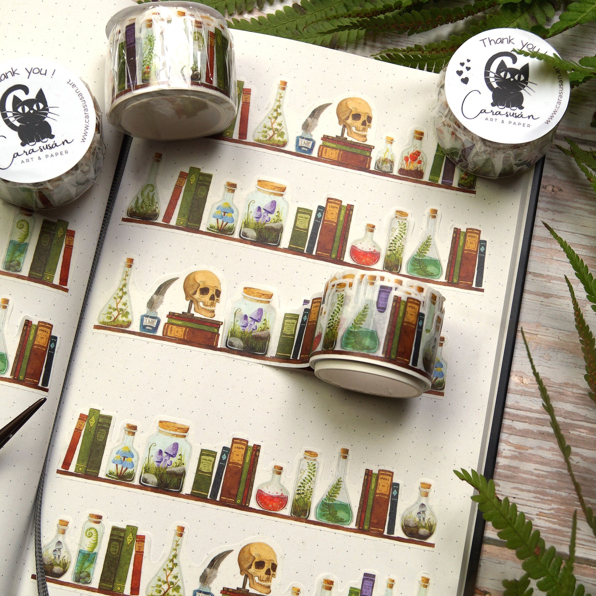 Witchy Die Cut Washi tape Magical Potions - ein ganzes Hexenregal voller liebevoll illustrierter Details – Zaubertränke, glitzernde Kristalle, zarte Pflanzen in alten Flaschen, geheimnisvolle Tinkturen, vergilbte Bücher, ein neugieriger Totenkopf, Tinte und Feder.
Perfekt für Journaling, Scrapbooking, Book of Shadows oder lustige Geschenkdeko.