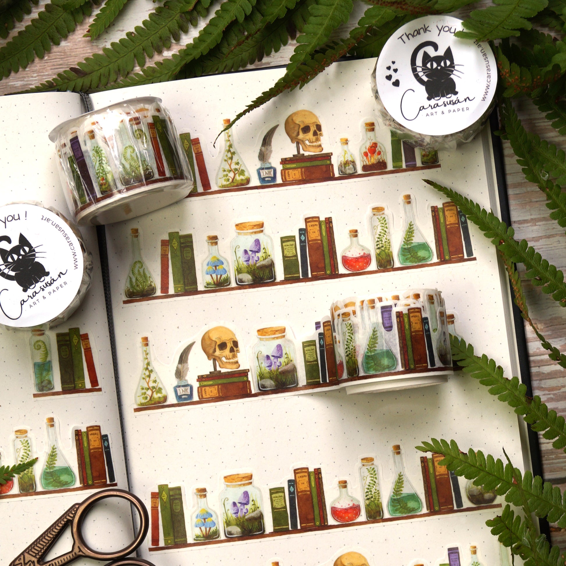 Witchy Die Cut Washi tape Magical Potions - ein ganzes Hexenregal voller liebevoll illustrierter Details – Zaubertränke, glitzernde Kristalle, zarte Pflanzen in alten Flaschen, geheimnisvolle Tinkturen, vergilbte Bücher, ein neugieriger Totenkopf, Tinte und Feder.
Perfekt für Journaling, Scrapbooking, Book of Shadows oder lustige Geschenkdeko.