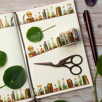 Washi Tape “Magical Potions” – Hexenregal mit Zaubertränken, Pflanzen & alten Büchern - Die Cut - Carasusan