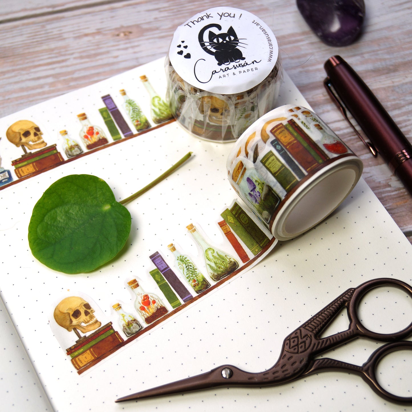 Witchy Die Cut Washi tape Magical Potions - ein ganzes Hexenregal voller liebevoll illustrierter Details – Zaubertränke, glitzernde Kristalle, zarte Pflanzen in alten Flaschen, geheimnisvolle Tinkturen, vergilbte Bücher, ein neugieriger Totenkopf, Tinte und Feder.
Perfekt für Journaling, Scrapbooking, Book of Shadows oder lustige Geschenkdeko.