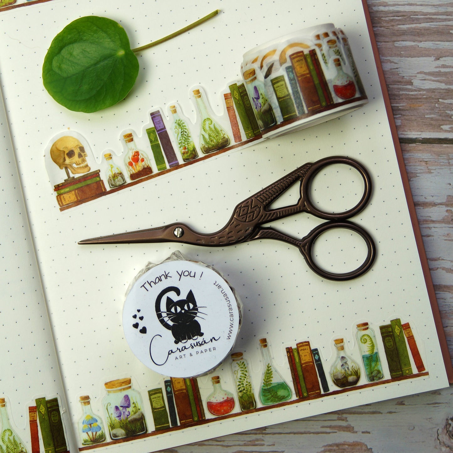 Witchy Die Cut Washi tape Magical Potions - ein ganzes Hexenregal voller liebevoll illustrierter Details – Zaubertränke, glitzernde Kristalle, zarte Pflanzen in alten Flaschen, geheimnisvolle Tinkturen, vergilbte Bücher, ein neugieriger Totenkopf, Tinte und Feder.
Perfekt für Journaling, Scrapbooking, Book of Shadows oder lustige Geschenkdeko.