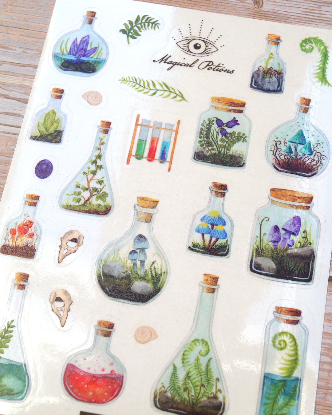 Witchy Sticker  - transparentes Aufkleber-Set mit magischen Tränken, geheimnisvollen Kristallen, Pilzen und Pflanzen aus dem Hexen-Atelier. Für Bulletjournaling, Planer-Deko, Scrapbooking und Geschenkverpackungen. Witchy Sticker Set - transparent stickers with magical Potions, crystals, mushrooms and herbs from the witches shelf. For bullet journaling, planner decoration and gift wrappings.