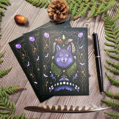 Postkarte Waldmagie Lunar Wolf | Witchy Gothic Aesthetic | Waldtiere, Hexendinge und Mondphasen | Wicca Geschenk für Freunde der Hexenkunst - Carasusan