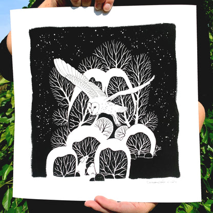 Winterbild - Schleiereule im Schnee - minimalistischer Kunstdruck in schwarz-weiß ca. 35x35cm - Carasusan