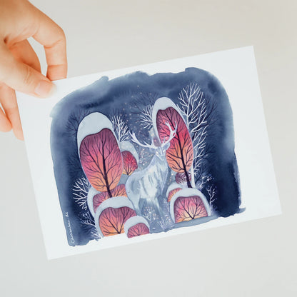 Postkarte Hirsch im Zauberwald | Din A6 | Aquarell magische Winterlandschaft | Winterbild Natur | Kunstpostkarten sammeln - Carasusan