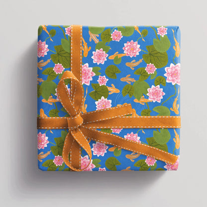 Geschenkpapier 'Waterlily' 50x70cm mit Seerosen und Goldfischen - blau - Carasusan