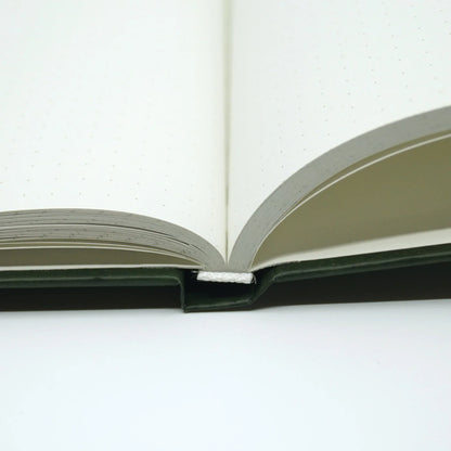 Notizbuch mit Punktraster - Nature Academia Salamander - dunkelgrün mit Lesebändchen - umweltfreundlich - Carasusan