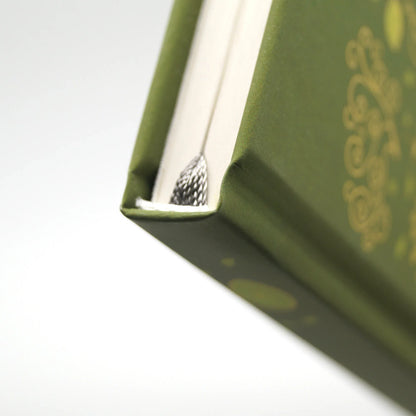 Notizbuch 'Frühlingselfen' grün mit Punktraster und Lesebändchen auf Recyclingpapier - Carasusan