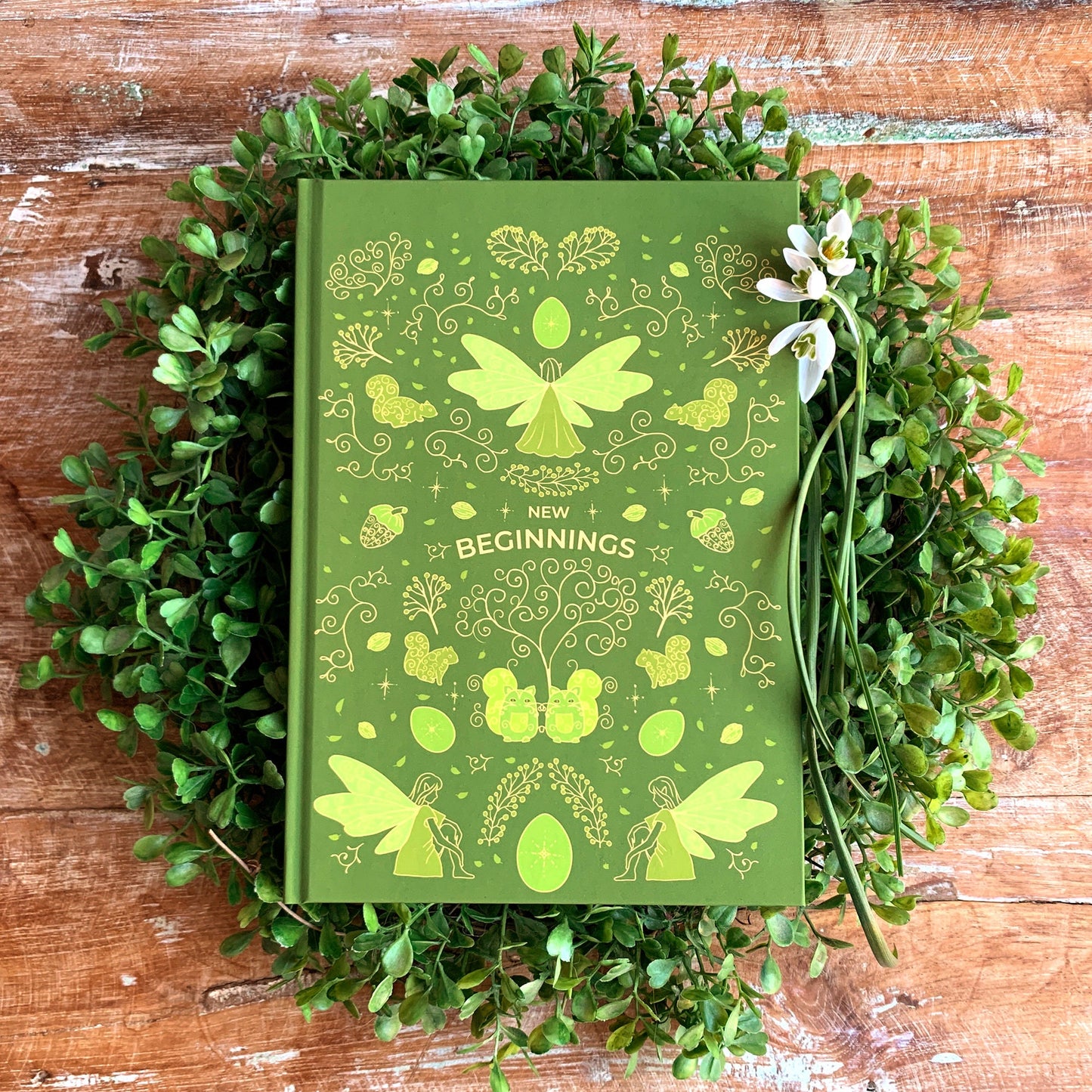 Notizbuch 'Frühlingselfen' grün mit Punktraster und Lesebändchen auf Recyclingpapier